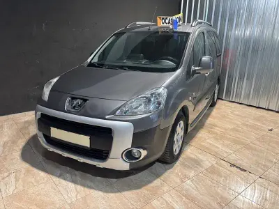 Usado Peugeot Partner Tepee Active 112 CV (82 kW) 2012 Beige Monovolumen