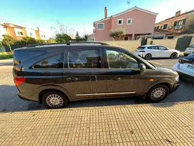 Usado SsangYong Rodius 155 CV (114 kW) 2013 Gris Monovolumen