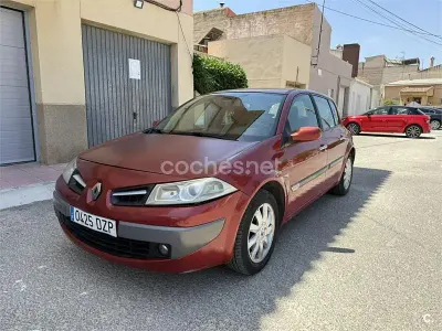 Usado Renault Mégane II Dynamique 105 CV (77 kW) 2006 Rojo Berlina
