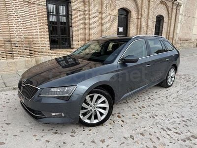 Usado Skoda Superb Style 150 CV (110 kW) 2017 Gris / plata Familiar