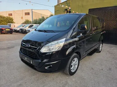 Usado Ford Tourneo Titanium 125 CV (91 kW) 2014 Negro Monovolumen