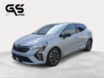 Usado Renault Clio Techno 90 CV (66 kW) 2025 Gris Utilitario