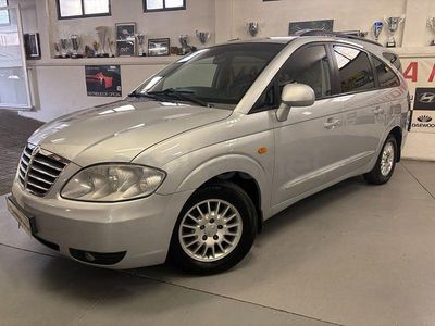Usado Ssangyong (KGM) Rodius 165 CV (121 kW) 2011 Gris / plata Monovolumen