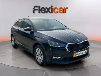 Usado Skoda Fabia Selection 95 CV (69 kW) 2025 Negro Utilitario