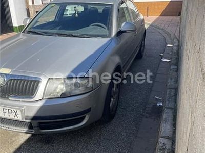 Usado Skoda Superb 115 CV (84 kW) 2007 Gris / plata Berlina
