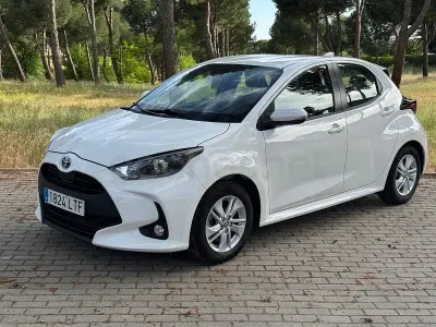 Usado Toyota Yaris Hybrid Business Edition 116 CV (85 kW) 2022 Blanco Berlina