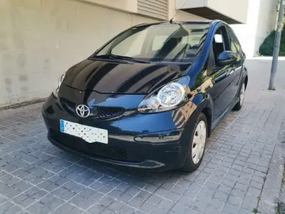Usado Toyota Aygo 68 CV (50 kW) 2007 Negro Utilitario
