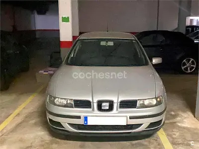 Usado Seat Leon Stella 100 CV (73 kW) 2000 Gris / plata Utilitario