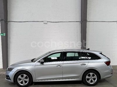 Gris / plata Usado 2021 Skoda Octavia Ambition Familiar | 14.500 € (Precio justo)