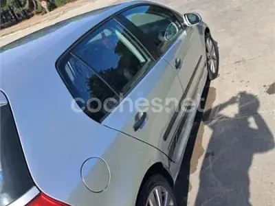 Usado VW Golf IV Highline 105 CV (77 kW) 2005 Gris / plata Berlina