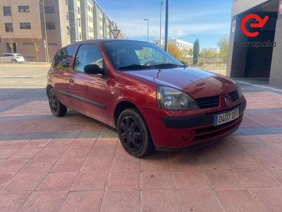 Usado Renault Clio II 60 CV (44 kW) 2004 Rojo Utilitario