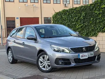 Usado Peugeot 308 SW Allure 130 CV (95 kW) 2021 Gris / plata Familiar