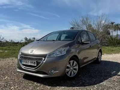 Usado Peugeot 208 Allure 68 CV (50 kW) 2013 Marrón Utilitario