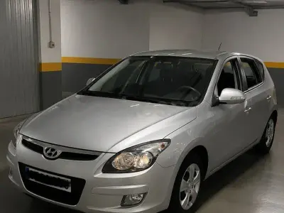 Usado Hyundai i30 Comfort 109 CV (80 kW) 2010 Gris / plata Berlina