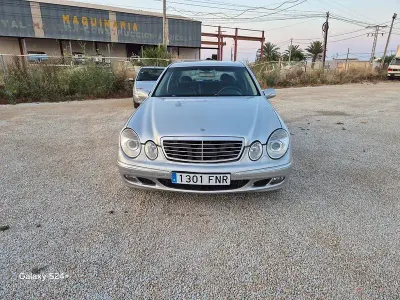Usado Mercedes E320 Avantgarde 204 CV (150 kW) 2004 Gris / plata Berlina