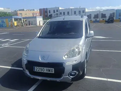 Usado Peugeot Partner Tepee Outdoor 92 CV (67 kW) 2013 Gris / plata Monovolumen