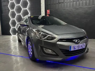 Usado Hyundai i30 110 CV (80 kW) 2015 Gris / plata Berlina