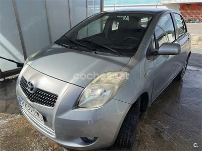 Usado Toyota Yaris Luna 65 CV (47 kW) 2006 Gris / plata Berlina