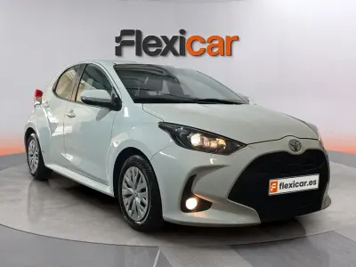 Usado Toyota Yaris Advance 72 CV (52 kW) 2023 Blanco Utilitario