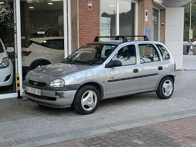 Usado Opel Corsa 65 CV (47 kW) 1999 Gris / plata Berlina
