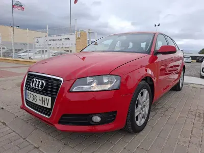 Usado Audi A3 Attraction 140 CV (102 kW) 2012 Granate Utilitario