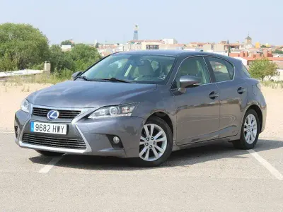 Usado Lexus CT200h Executive Line 136 CV (100 kW) 2014 Gris / plata Berlina