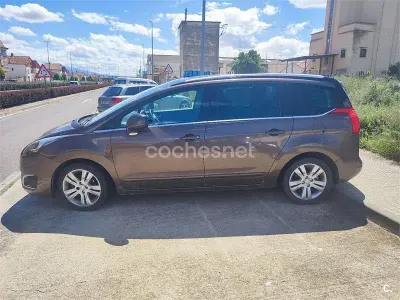 Usado Peugeot 5008 Style 115 CV (84 kW) 2014 Marrón Monovolumen