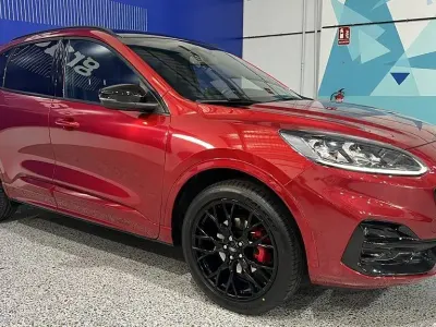 Usado Ford Kuga ST-Line X 225 CV (165 kW) 2023 Rojo lucid (metalizado) SUV