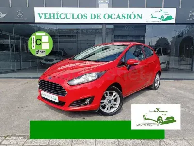 Usado Ford Fiesta Trend 100 CV (73 kW) 2015 Rojo Utilitario