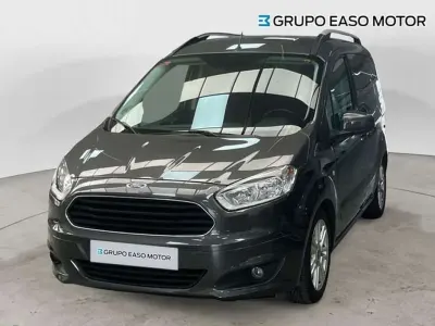 Usado Ford Tourneo Courier Trend 102 CV (75 kW) 2017 Gris Monovolumen