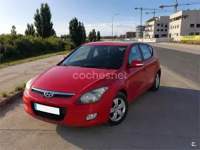 Usado Hyundai i30 Classic 109 CV (80 kW) 2010 Rojo Berlina