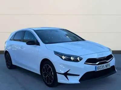Usado Kia Ceed Style 101 CV (74 kW) 2025 Blanco Utilitario