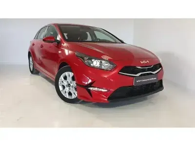Käytetty Kia Ceed 101 HP (74 kW) 2022 Punainen Viistoperä