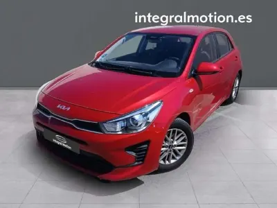 Usado Kia Rio 101 CV (74 kW) 2022 Rojo Berlina