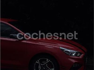 Usado Hyundai i30 N Line 120 CV (88 kW) 2023 Rojo Berlina