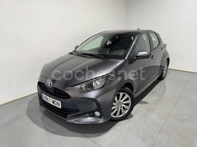 Usado Toyota Yaris Hybrid Active 116 CV (85 kW) 2023 Gris / plata Berlina