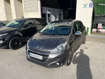 Usado Peugeot 208 Signature Sky 110 CV (80 kW) 2019 Gris / plata Utilitario