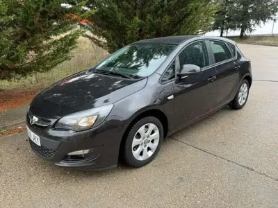 Usado Opel Astra Dynamic 110 CV (80 kW) 2015 Negro Utilitario
