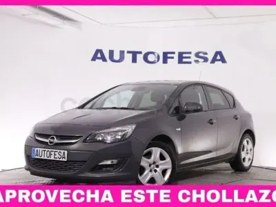 Usado Opel Astra Selective 140 CV (102 kW) 2015 Negro Berlina