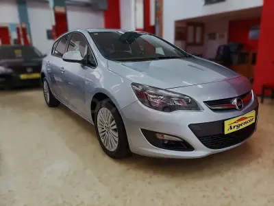 Usado Opel Astra Excellence 140 CV (102 kW) 2015 Gris / plata Berlina