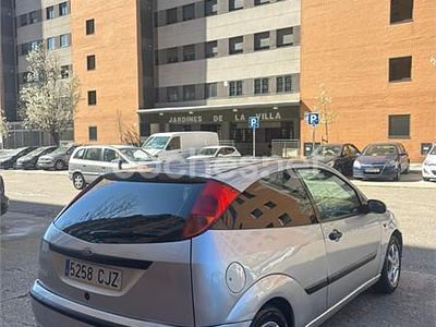 Usado Ford Focus Trend 100 CV (73 kW) 2003 Gris / plata Berlina