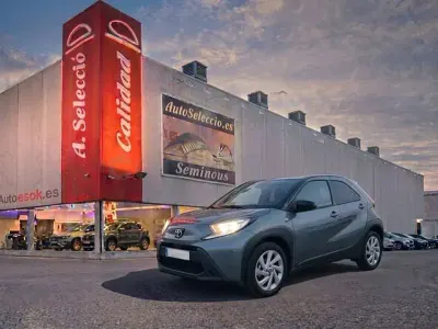 Usado Toyota Aygo X Play 72 CV (52 kW) 2024 Gris / plata SUV