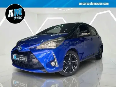 Käytetty Toyota Yaris Hybrid Active 100 HP (73 kW) 2018 Sininen Sedan