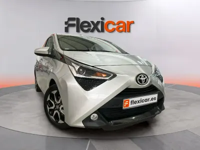 Usado Toyota Aygo X-play 72 CV (52 kW) 2019 Gris Utilitario