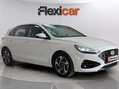 Usado Hyundai i30 101 CV (74 kW) 2024 Blanco Berlina