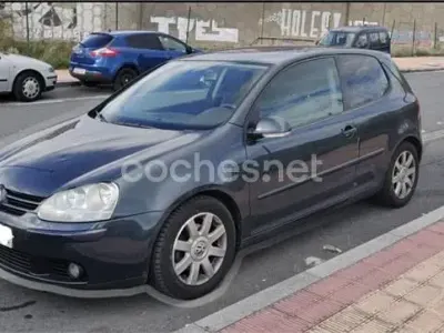 Usado VW Golf IV Highline 105 CV (77 kW) 2006 Gris / plata Berlina