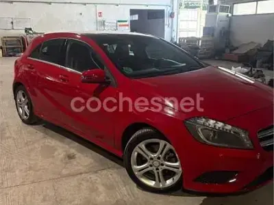 Usado Mercedes A180 AMG line 122 CV (89 kW) 2014 Rojo Utilitario