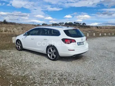 Usado Opel Astra Excellence 165 CV (121 kW) 2012 Blanco Familiar