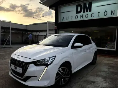 Usado Peugeot 208 Allure 102 CV (75 kW) 2020 Blanco Utilitario
