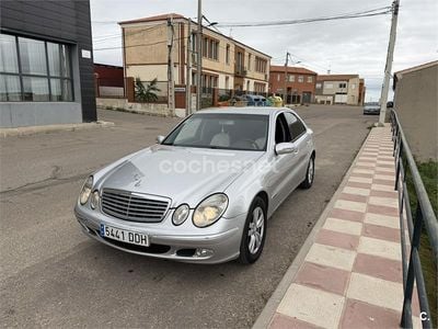 Usado Mercedes E270 Elegance 177 CV (130 kW) 2005 Gris / plata Berlina